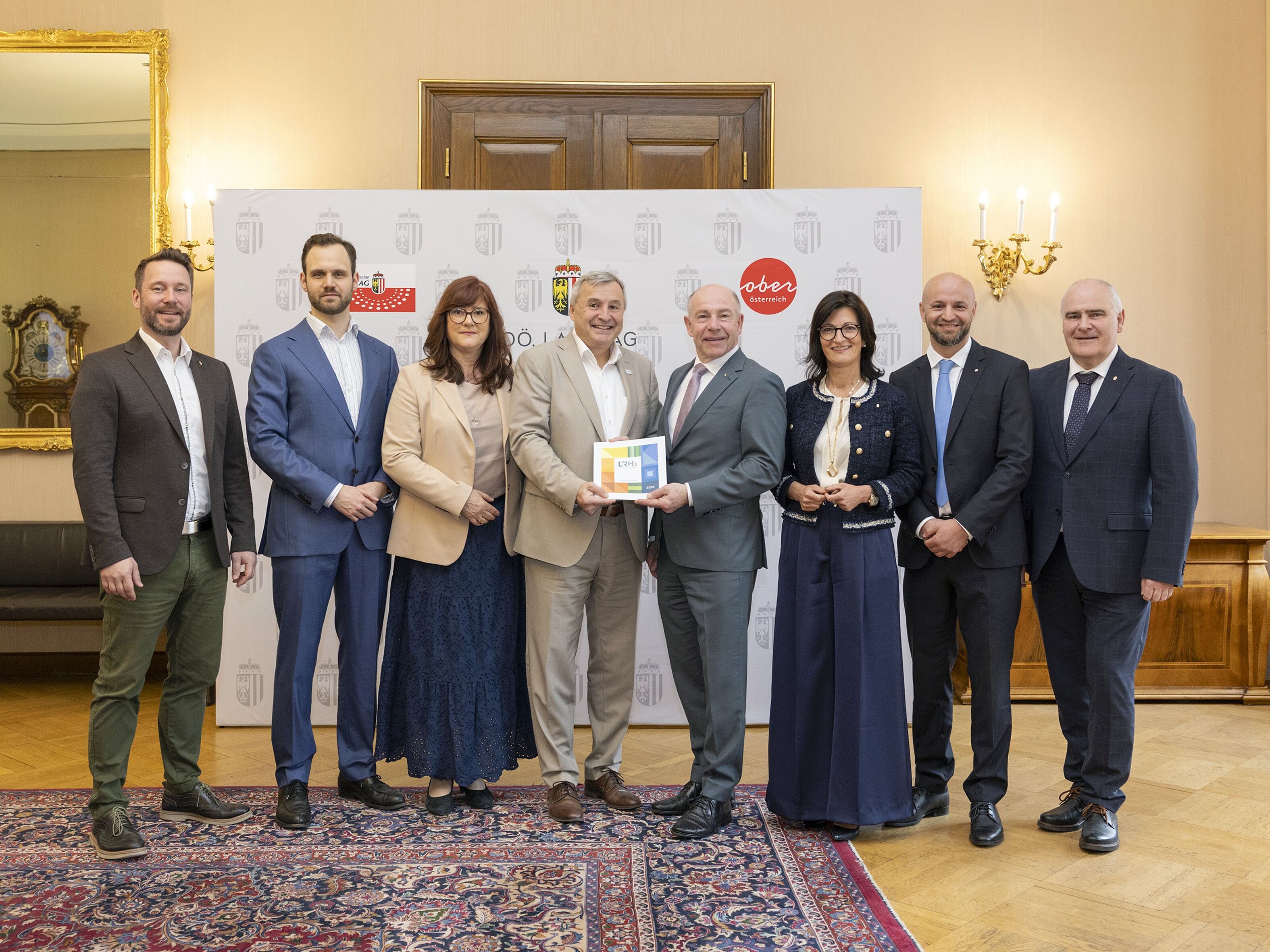 Landesrechnungshof-Direktor Rudolf Hoscher übergibt den Tätigkeitsbericht 2025 an Landtagspräsident Max Hiegelsberger und die Obleute der Landtagsklubs, Manuel Krautgartner MFG, Felix Eypeltauer NEOS, Sabine Engleitner-Neu SPÖ, Margit Angerlehner ÖVP, Severin Mayr Grüne, Thomas Dim FPÖ.