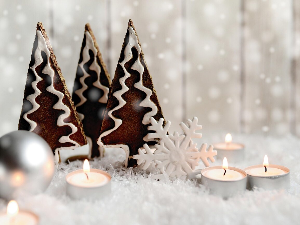 Pixabay Foto Weihnachten Lebkuchenbäume Teelichter Weihnachtskugel silber