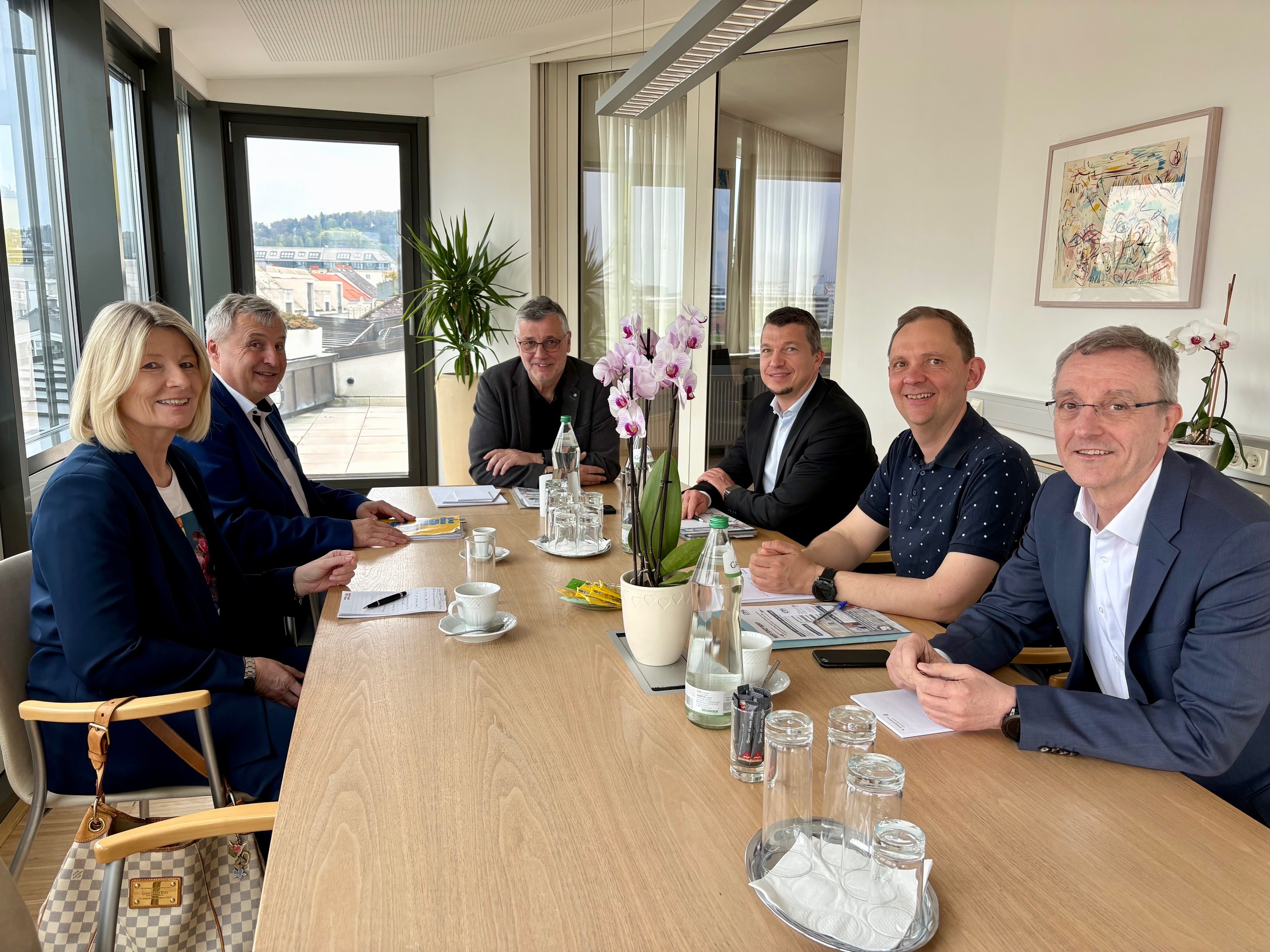 Gruppenbild, alle 6 Personen sitzen an einem Tisch, Frau, Elke Anast, und Direktor Rudolf Hoscher nebenbei, sowie mittig sitzend Bildungsdirektor Alfred Klampfer